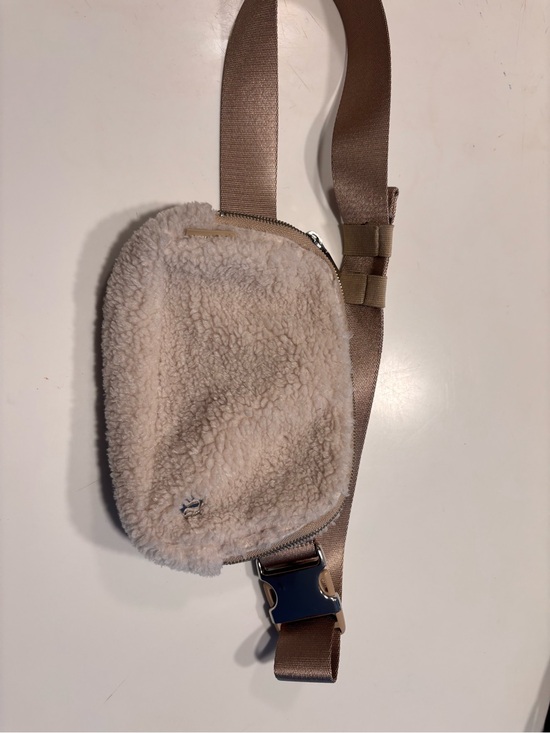 lululemon athletica Handbags - Lululemon Everywhere Fleece Belt Bag 1L